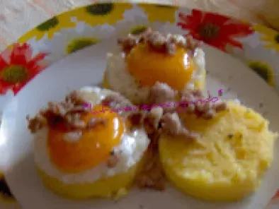 Ricetta Crostini di polenta con uova e salsiccia