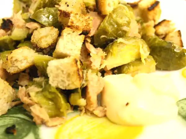 Ricetta Insalata di tonno, cavoletti e pane croccante