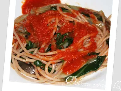 Ricetta Spaghetti al farro con bietole e sugo di pomodoro