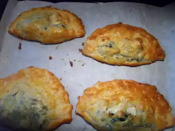 Ricetta Fagotti di pasta sfoglia ripieni di spinaci, salsiccia stagionata, ed asiago