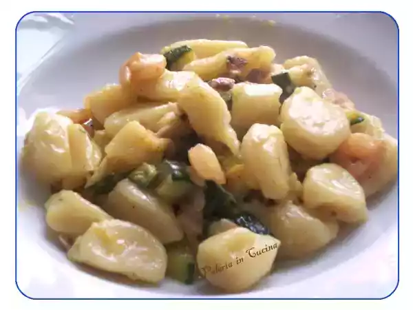 Ricetta Gnocchetti di pasta con zucchine gamberetti e vongole