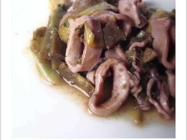 Insalata calda di calamari, carciofi e acciughe