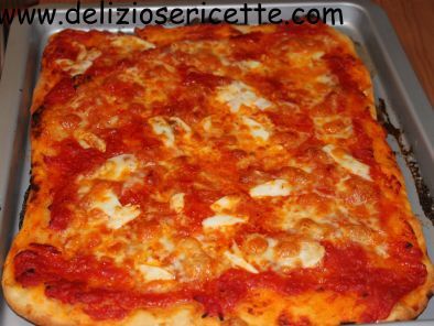 Ricetta La pizza con pomodoro e mozzarella