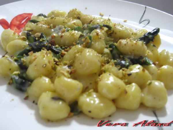 Ricetta Gnocchi di patate con gorgonzola, asparagi e pistacchi