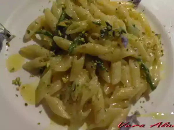 Ricetta Mezzo penne con asparagi selvatiche, pistacchi e gorgonzola