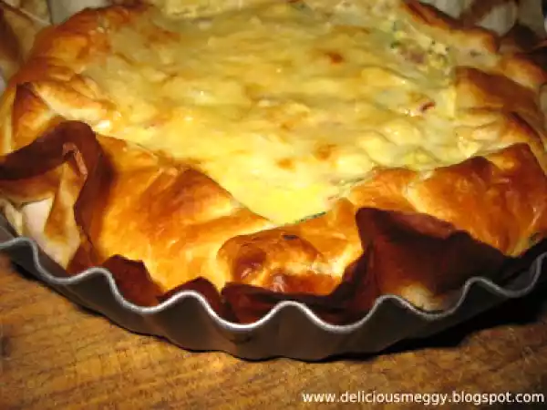 Ricetta Torta salata con porro, cipolla rossa, speck, crescenza e taleggio