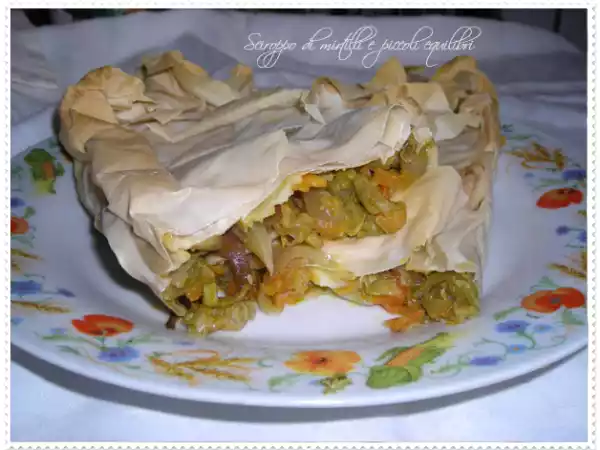 Ricetta Pacchetto di pasta fillo con zucchine, carote, cipolla, olive verdi e caciottone