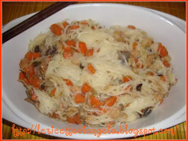 Ricetta Spaghetti cinesi gamberi, funghi e carote.
