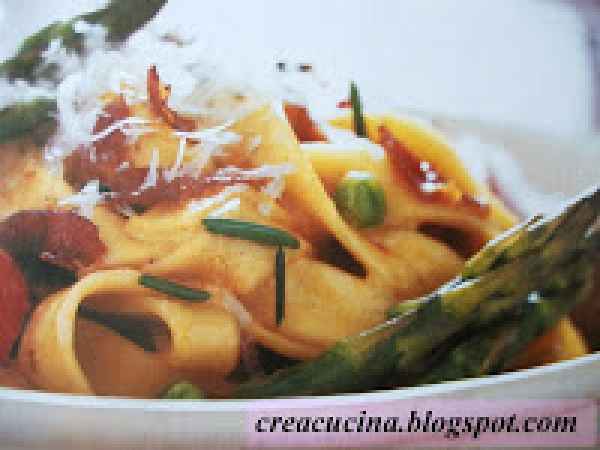 Ricetta Fettuccine con asparagi, piselli e pancetta