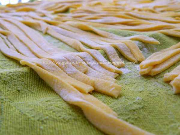 Ricetta Tagliatelle paglia e fieno