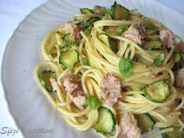 Ricetta Spaghetti alla carbonara con zucchine e tonno