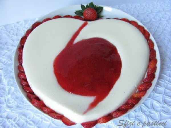 Ricetta Panna cotta alla vaniglia con cuore di fragola