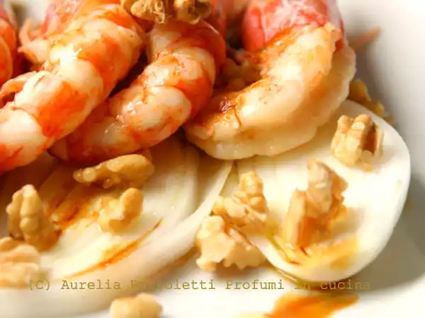 Ricetta Gamberi al vapore, aromatizzati al timo, su letto di cipolle di tropea e noci