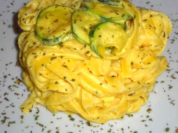 Ricetta Progetto cuore di brodo knorr: tagliatelle panna, zucchine e zafferano