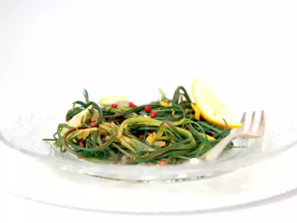Ricetta Insalata di barba di frate al limone, pepe rosa e misticanza di fiori