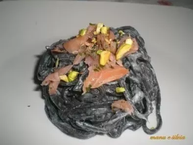 Ricetta Tagliolini al nero di seppia in crema di asparagi con carpaccio di salmone affumicato