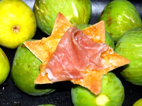 Ricetta Stelline di pasta matta fichi e prosciutto