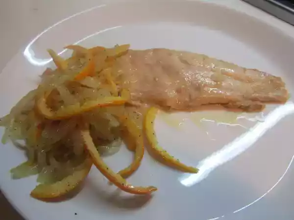 Ricetta Filetti di persico con cipolle e arance in agrodolce