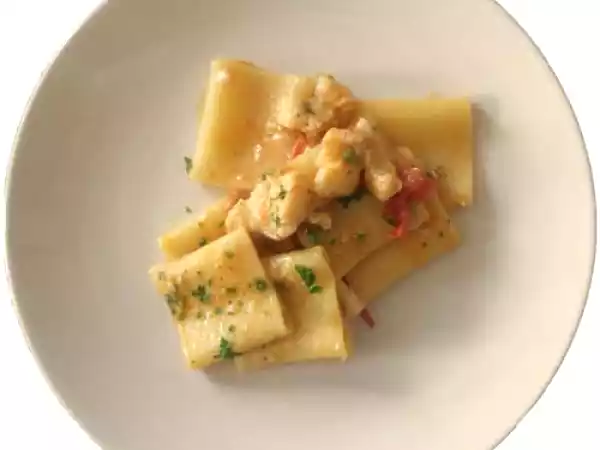Ricetta Paccheri alla rana pescatrice: la ricette di mare elegante e cremosa