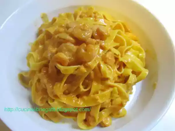 Ricetta Tagliatelle con crema di gamberetti al brandy