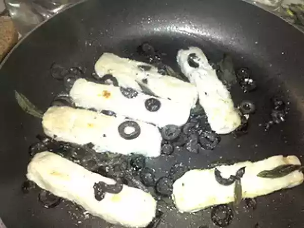 Ricetta Filetti di nasello con salvia e olive nere