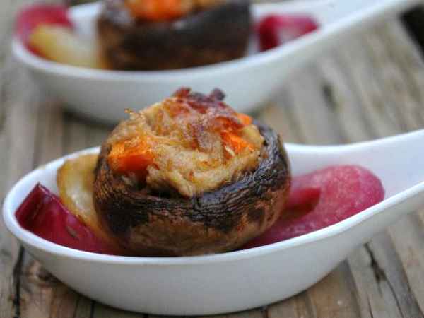 Ricetta Patate funghi ripieni e cipolle al forno