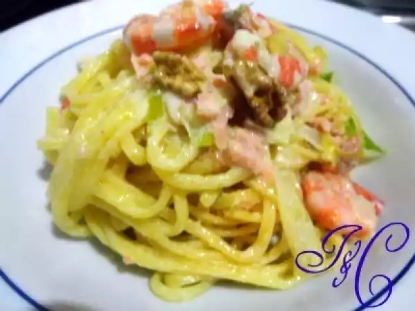 Ricetta Tagliolini gamberi, salmone e noci