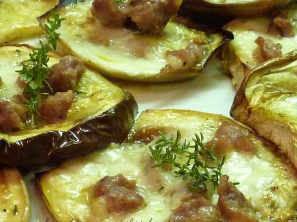 Bruschette di melanzane con salsiccia e stracchino