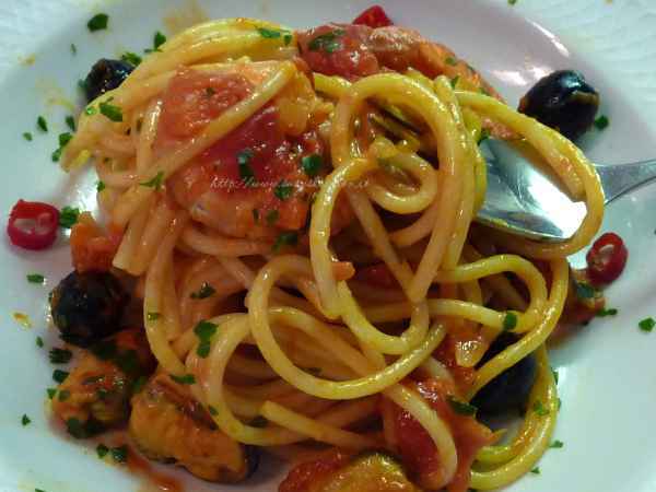 Ricetta Spaghettoni speziati cozze e gamberi