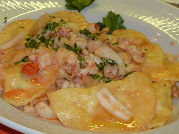 Ricetta Ravioli di pesce persico con gamberi seppie e cappesante