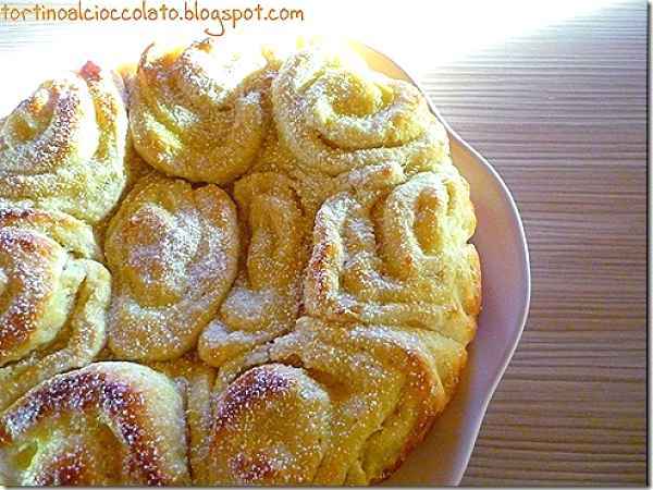 Torta delle rose con crema pasticcera