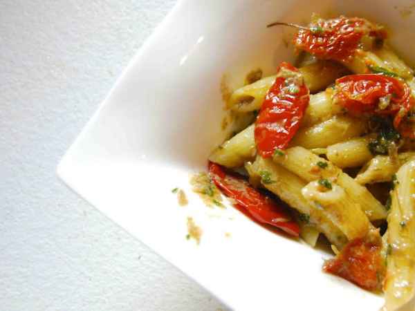 Penne con pesto di carciofi e pomodori secchi