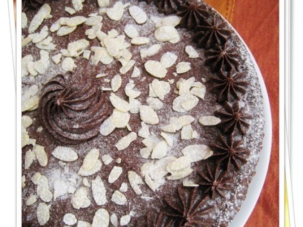 Ricetta Crostata frangipane alle pesche e cioccolato alla cannella