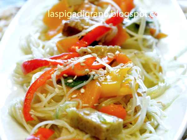 Ricetta Spaghetti di soya con verdure e seitan saltati al wok