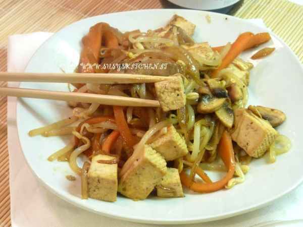 Ricetta Tofu saltato con germogli di soia e verdure croccanti.