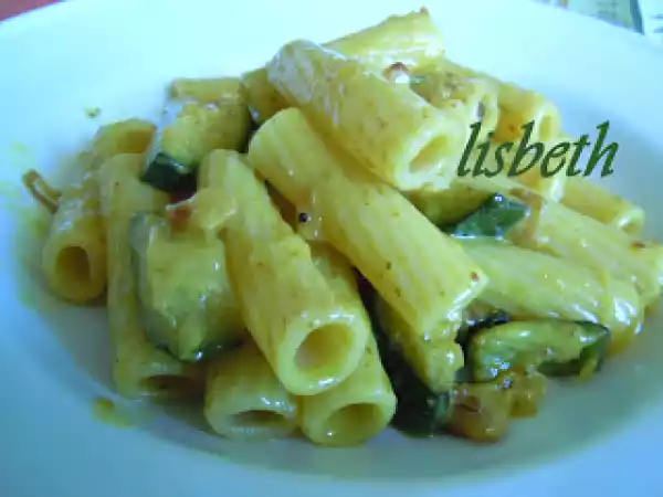 Ricetta Maccheroncini alle zucchine con curry e crème fraîche