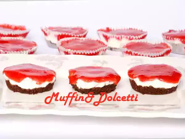 Ricetta Mini cheesecake alle fragole con base al cioccolato