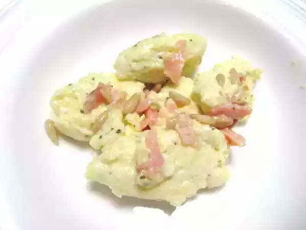 Ricetta Gnocchi di ricotta con burro, salmone e pinoli
