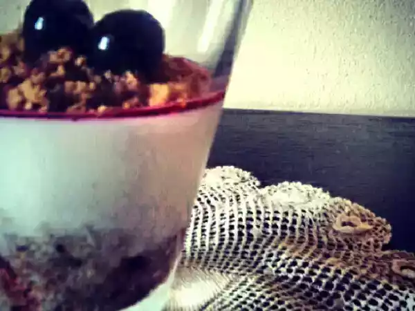 Ricetta Panna cotta vegana con croccante di biscotto e amarene