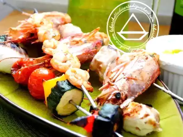 Ricetta Spiedini di pesce e verdure, profumati al limone e con salsa di yogurt