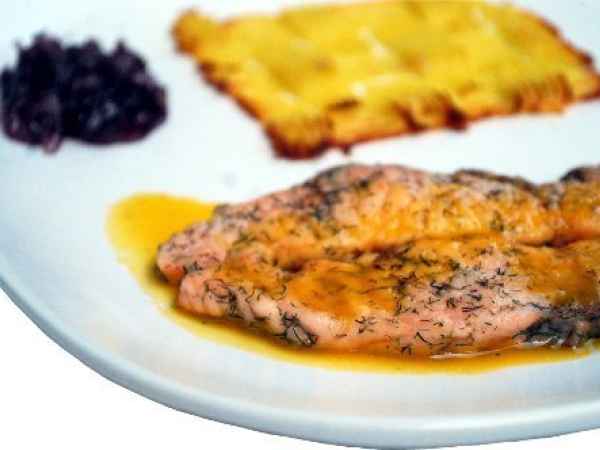 Scaloppine di salmone al profumo di arancia con marmellata di cipolle e griglia di patate