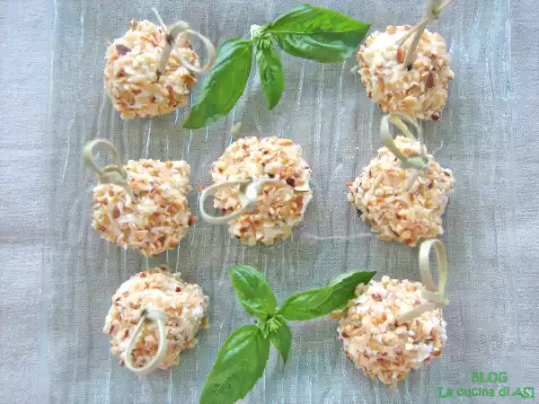 Ricetta Palline di formaggi misti con granella di nocciole