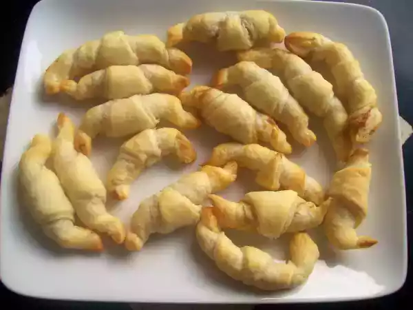 Ricetta Video ricetta brioches di pasta sfoglia al patè di tonno