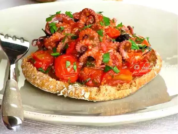 Ricetta Friselle con polipetti al pomodoro