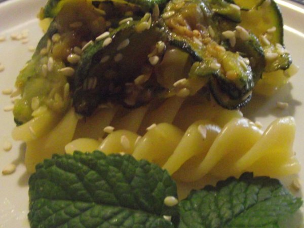 Ricetta Pasta con zucchine, menta e semi di sesamo