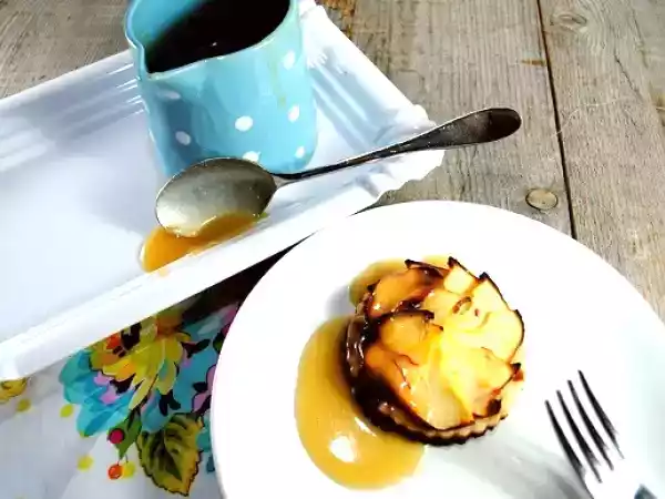 Ricetta Brisèe alle mele e nocciole con salsa butterscotch