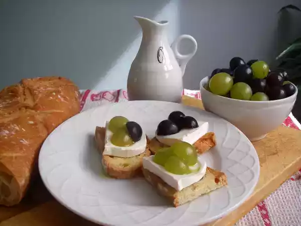 Ricetta Bruschetta formaggio di capra e uva