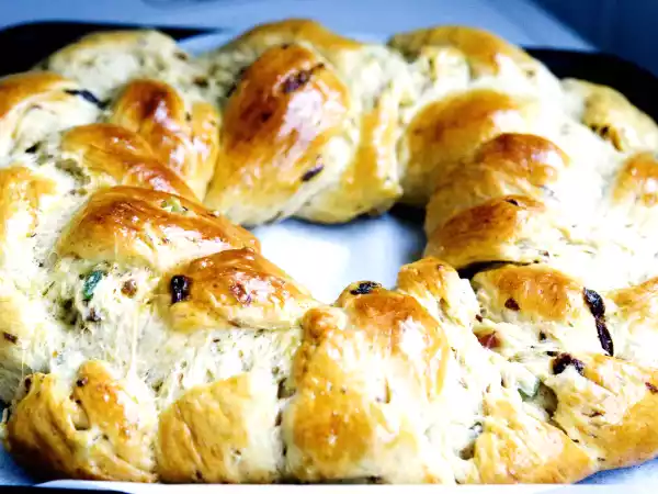 Ricetta Ghirlanda di pane di natale (con uvetta e frutta candita)