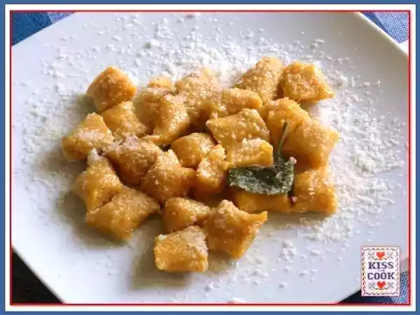 Ricetta Gnocchi di zucca a e pane grattugiato, un primo vegetariano gustosissimo