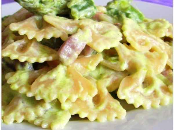 Farfalle integrali cremose agli asparagi